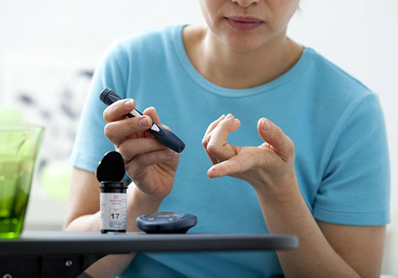 Variedad de alimentos mediterráneos: verduras frescas, legumbres, aceite de oliva y pescado